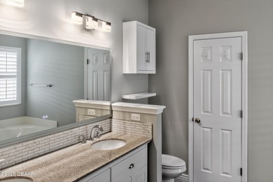Beautifully upgraded three-bedroom, two-bathroom villa in the - photo 34