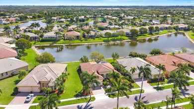 Highly desirable 55+ community of Baywinds. This well-maintained - photo 3