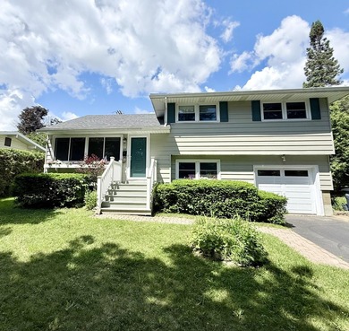 Nice split-level home located on a quiet dead-end street in the - photo 1