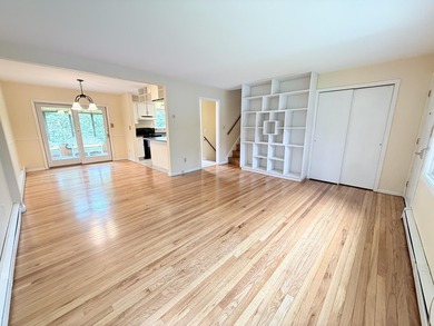 Nice split-level home located on a quiet dead-end street in the - photo 2