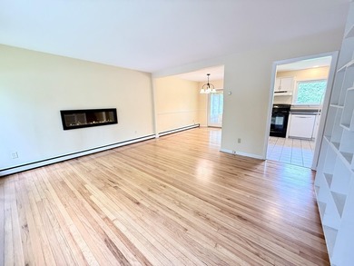 Nice split-level home located on a quiet dead-end street in the - photo 3