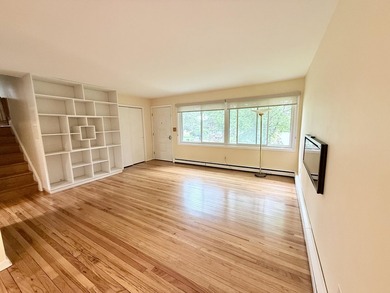 Nice split-level home located on a quiet dead-end street in the - photo 4
