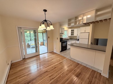 Nice split-level home located on a quiet dead-end street in the - photo 6