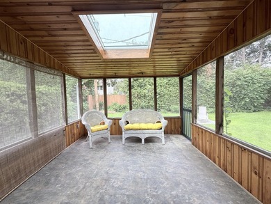 Nice split-level home located on a quiet dead-end street in the - photo 7