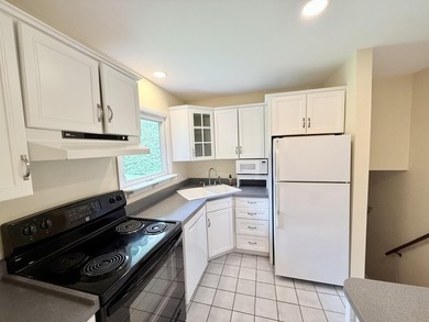 Nice split-level home located on a quiet dead-end street in the - photo 8