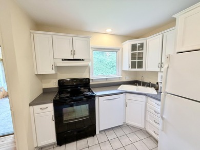 Nice split-level home located on a quiet dead-end street in the - photo 10