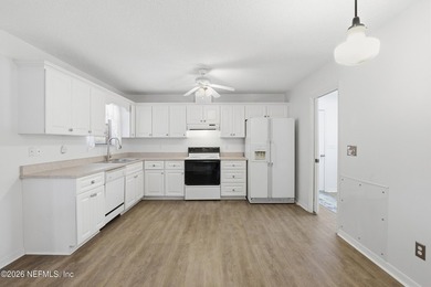 Welcome to this custom built and well loved brick pool home on a - photo 15