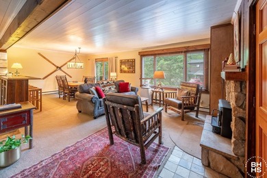 A rarely offered Lake Placid end unit condominium with 4 - photo 3