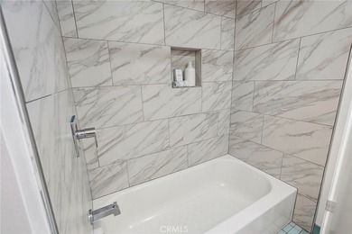 Beautiful Marina Del Rey townhome located in the highly - photo 23