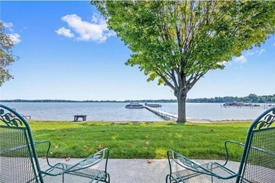 Experience high-end, turn-key, low-maintenance lake living on - photo 4
