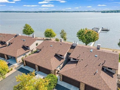 Experience high-end, turn-key, low-maintenance lake living on - photo 5