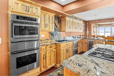Experience high-end, turn-key, low-maintenance lake living on - photo 6