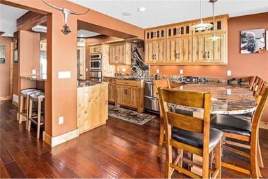 Experience high-end, turn-key, low-maintenance lake living on - photo 7