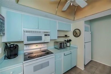 SUPER CLEAN 2/1 condo with PRIVATE & SERENE greenbelt backyard - photo 15