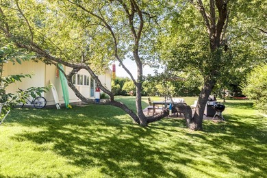This quintessential Ditch Plains cottage rests on a rare 0 - photo 9