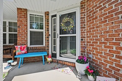 STUNNING BOWES CREEK COUNTRY CLUB TOWNHOME WITH NO EXPENSE - photo 2
