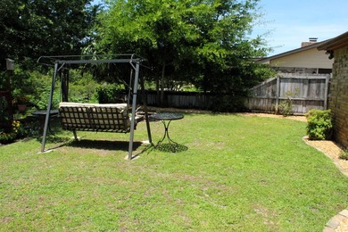 Welcome to this beautifully maintained all-brick ranch-style - photo 32