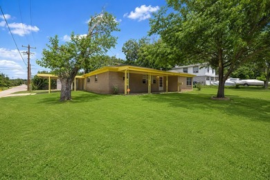Welcome to 4028 Shawnee Trail-a home that gives you the space - photo 2