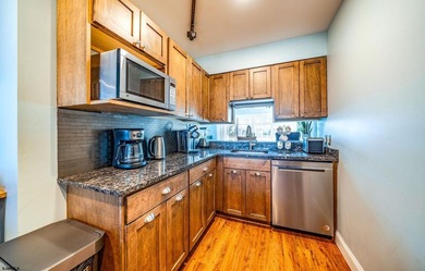 Beautifully updated 4-bedroom, 2.5-bath BEACHFRONT Townhouse - photo 9