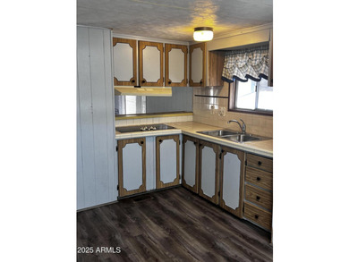 Cozy 2 bedroom /2 bath home with newer A/C Unit, Refrigerator - photo 11