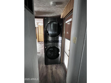 Cozy 2 bedroom /2 bath home with newer A/C Unit, Refrigerator - photo 15