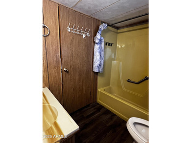 Cozy 2 bedroom /2 bath home with newer A/C Unit, Refrigerator - photo 20