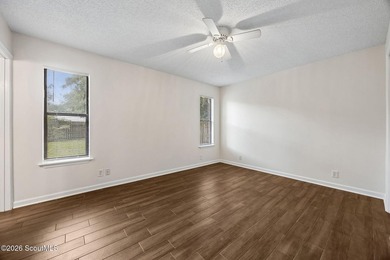 Ready for a quick move-in! This home offers tiled flooring - photo 21