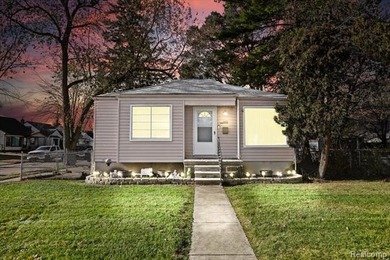 Detroit River Home For Sale in Lincoln Park Michigan