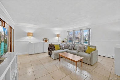 Welcome to this bright and spacious studio that lives like a - photo 11