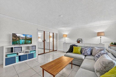 Welcome to this bright and spacious studio that lives like a - photo 13