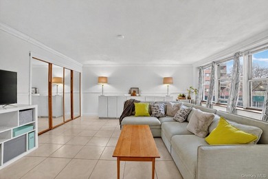 Welcome to this bright and spacious studio that lives like a - photo 14