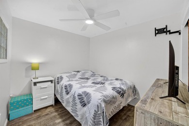 Welcome to this bright and spacious studio that lives like a - photo 16