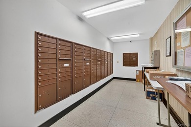 Welcome to this bright and spacious studio that lives like a - photo 21