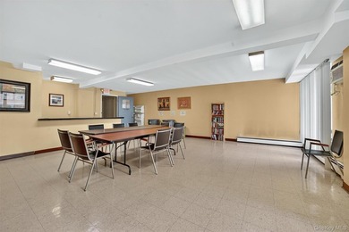 Welcome to this bright and spacious studio that lives like a - photo 22