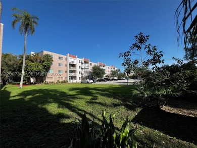 Move-in ready 2/2 in Summit Chase! This first-floor unit - photo 3