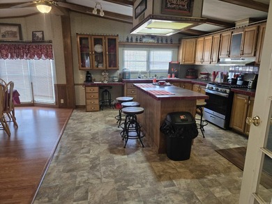 Welcome home to this well-maintained 3-bedroom, 2-bath property - photo 9