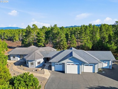 Very thoughtfully designed 1 level home on a private and secure - photo 1