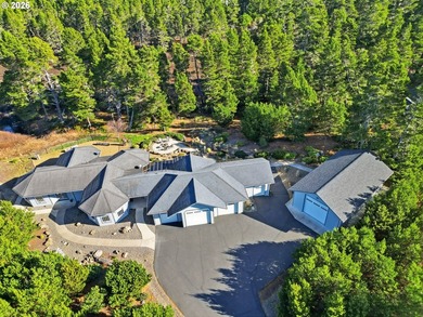 Very thoughtfully designed 1 level home on a private and secure - photo 2