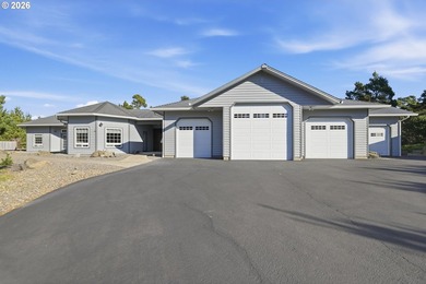 Very thoughtfully designed 1 level home on a private and secure - photo 5