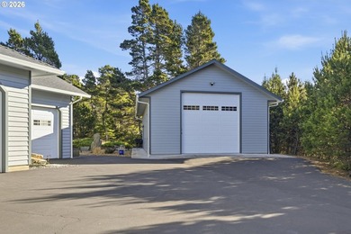 Very thoughtfully designed 1 level home on a private and secure - photo 6