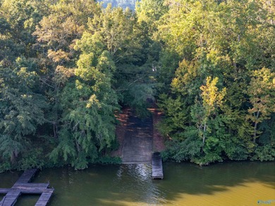 Lakefront living in a gated community on Weiss Lake! Just under - photo 4