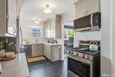 Stunning Rockridge Craftsman | Timeless Charm Beautifully - photo 14