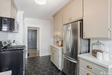 Stunning Rockridge Craftsman | Timeless Charm Beautifully - photo 17
