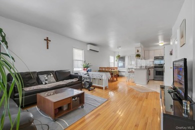 Prime Bayside Single Family Brick Semi Attached , Walk to - photo 3
