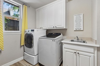 Welcome to this beautifully appointed 5-bedroom, 4-bath - photo 18