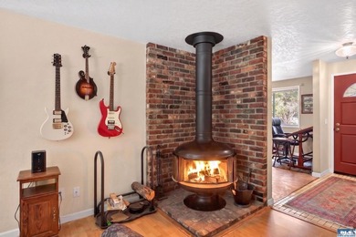 Enjoy comfortable living in this beautifully maintained - photo 11