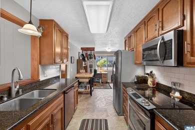 Enjoy comfortable living in this beautifully maintained - photo 18