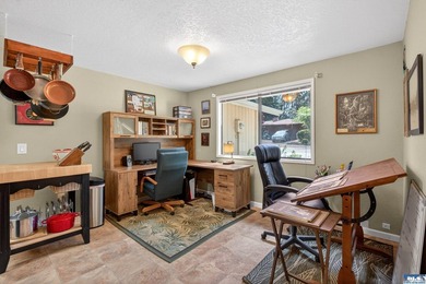 Enjoy comfortable living in this beautifully maintained - photo 22