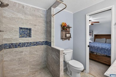 Enjoy comfortable living in this beautifully maintained - photo 27