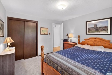 Enjoy comfortable living in this beautifully maintained - photo 29